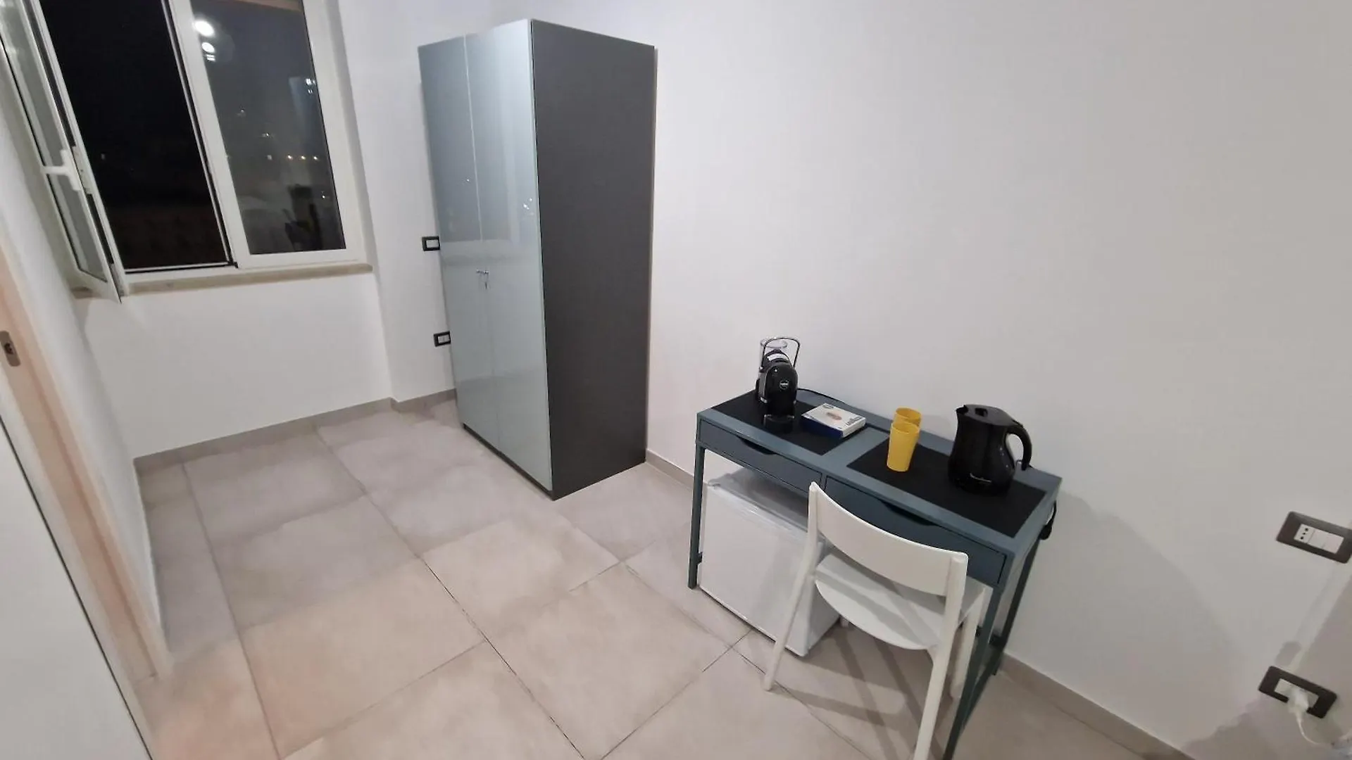 Neapolitan Skyscraper Suites 0*, Naples Italy