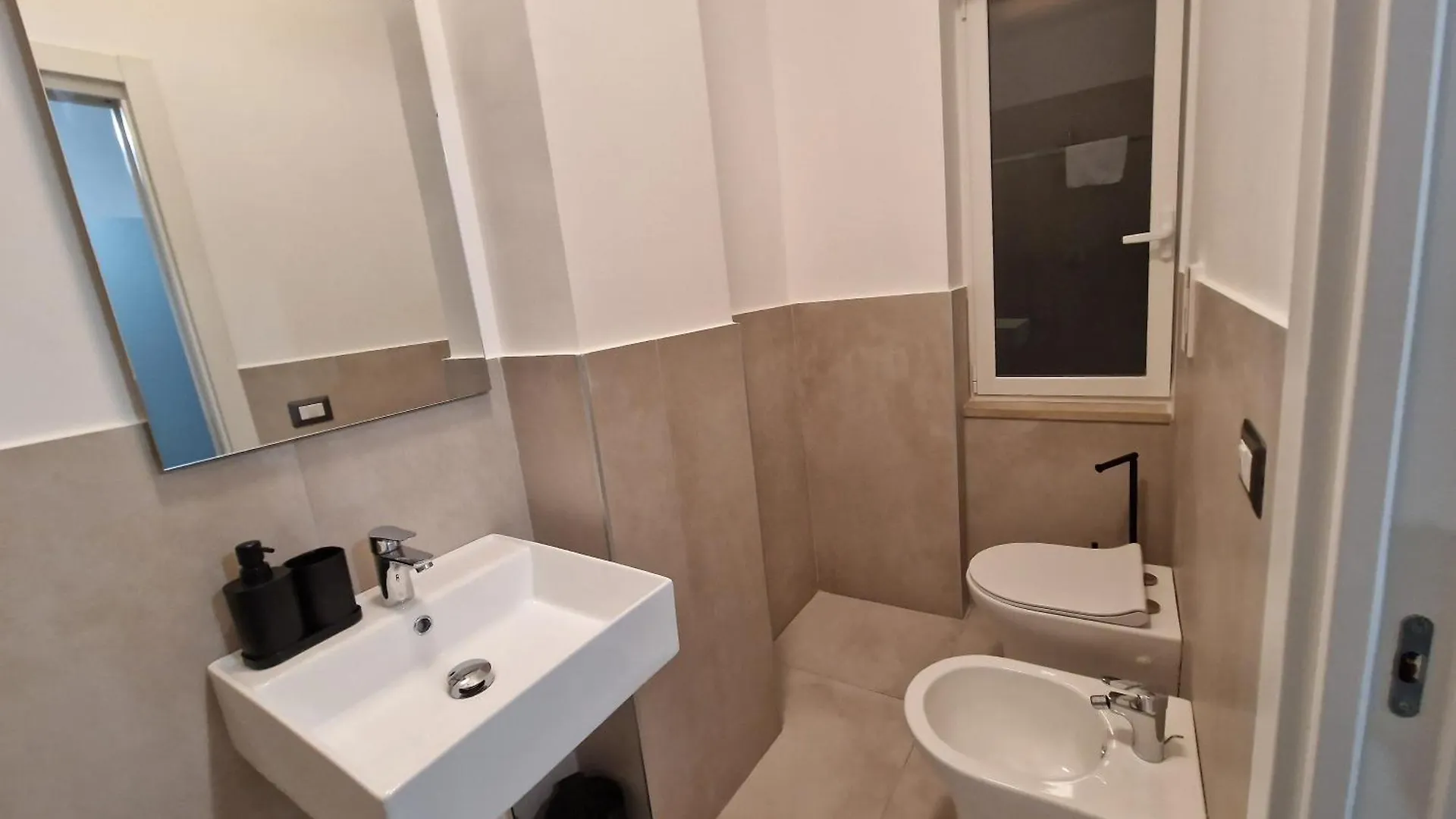 Neapolitan Skyscraper Suites 0*, Naples