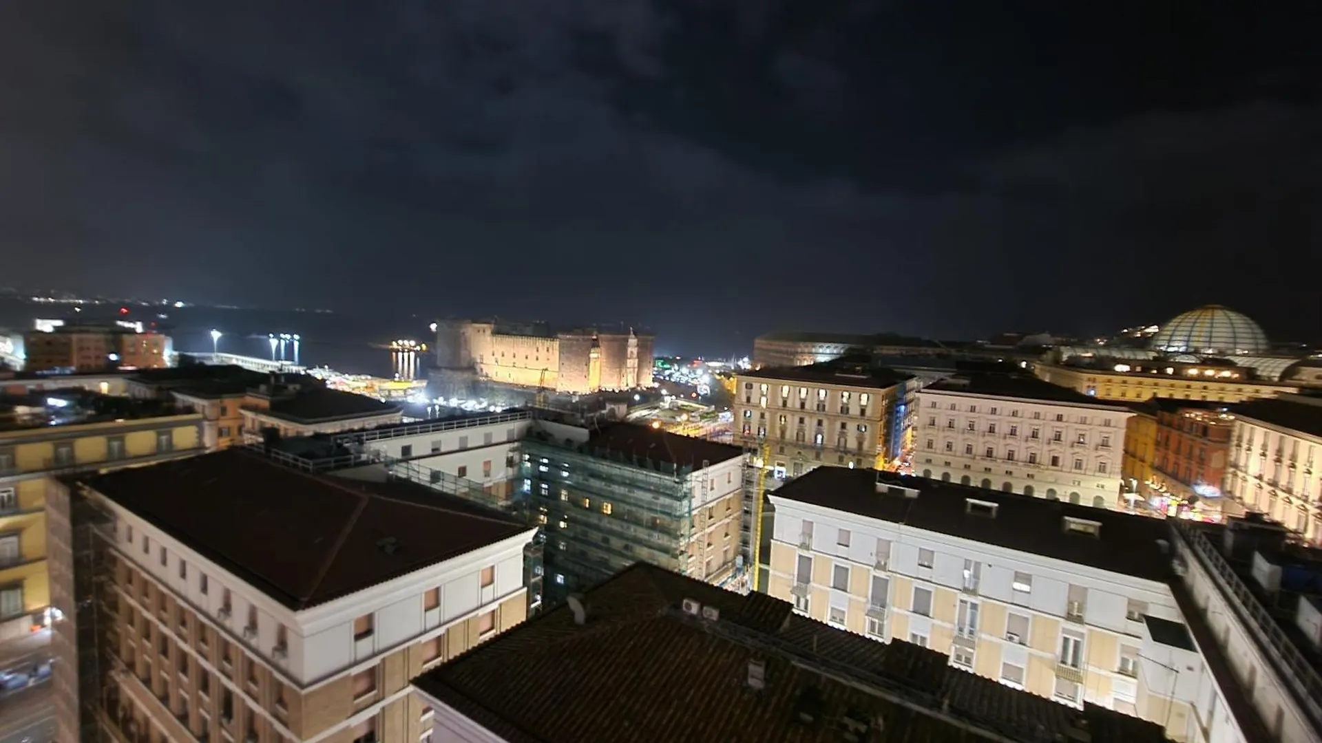 Neapolitan Skyscraper Suites Guest house